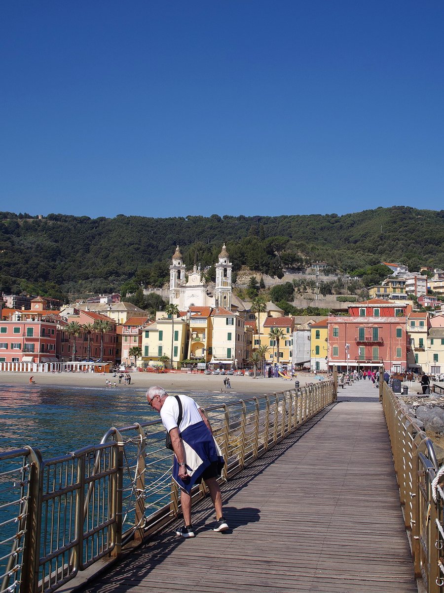 Il borgo di Laigueglia visto dal molo