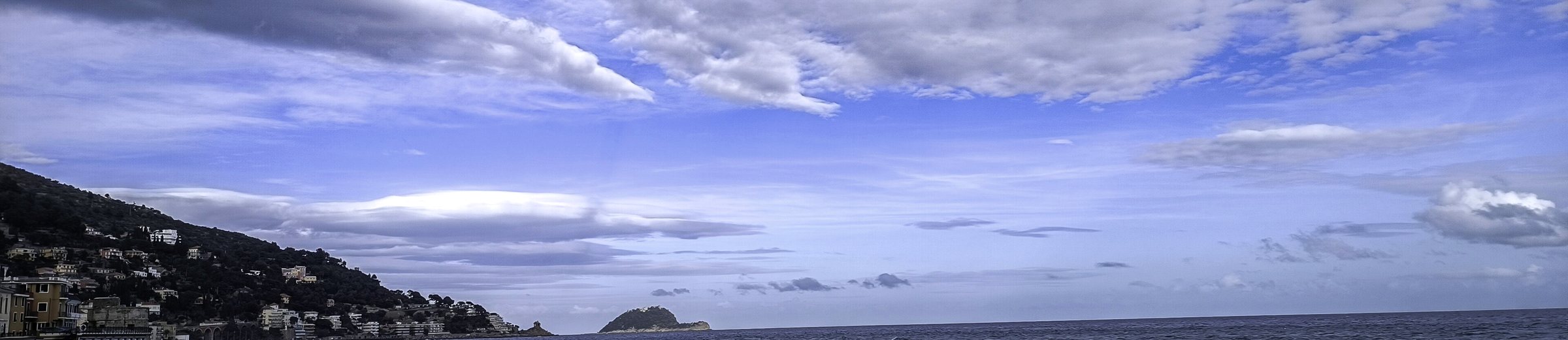La costa della Riviera di Ponente verso l'isola Gallinara